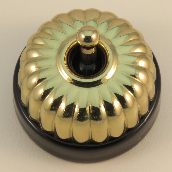Classic 20 Series 10a Toggle Switch With Fluted Cover And Porcelain Base